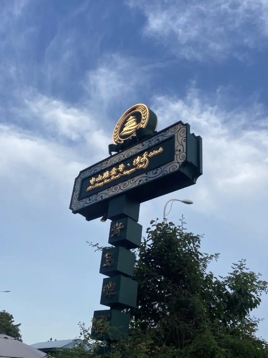 书上说：“喜欢拍天空的人，心里装满了对”自由和浪漫的渴望