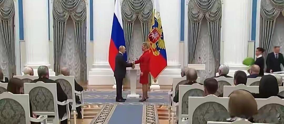 扎哈罗娃获得祖国勋章，普京总统亲自颁发！扎哈罗娃绝对是实至名归，每次看她的发言都