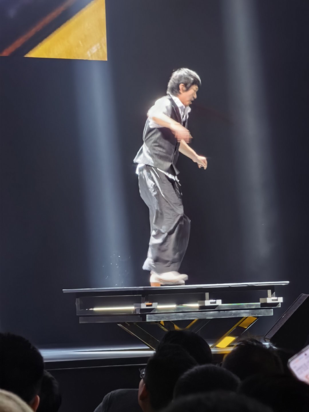 最近这两次感觉荣耀整个营销风格上，像是换了一个团队，搞得非常好。Air老罗转发之