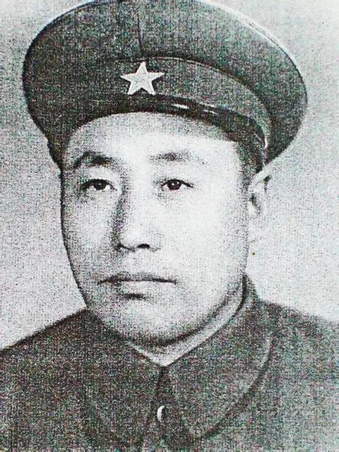 1944年，东北抗联将领于天放在黑龙江被捕，他夜里借口上厕所，用烙铁狠狠砸向看守