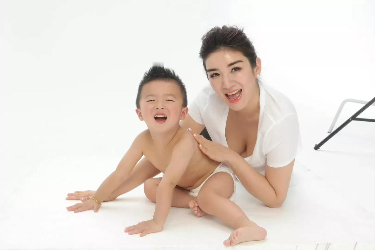 黄奕晒出的和儿子的亲子照！