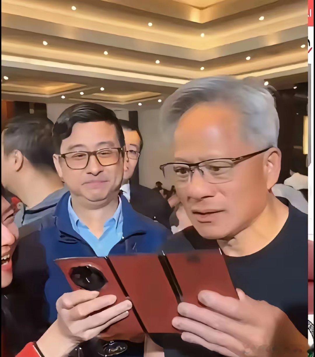什么叫惊掉下巴？英伟达创始人黄仁勋拿起华为非凡大师三折屏手机时，满脸都是掩饰不住