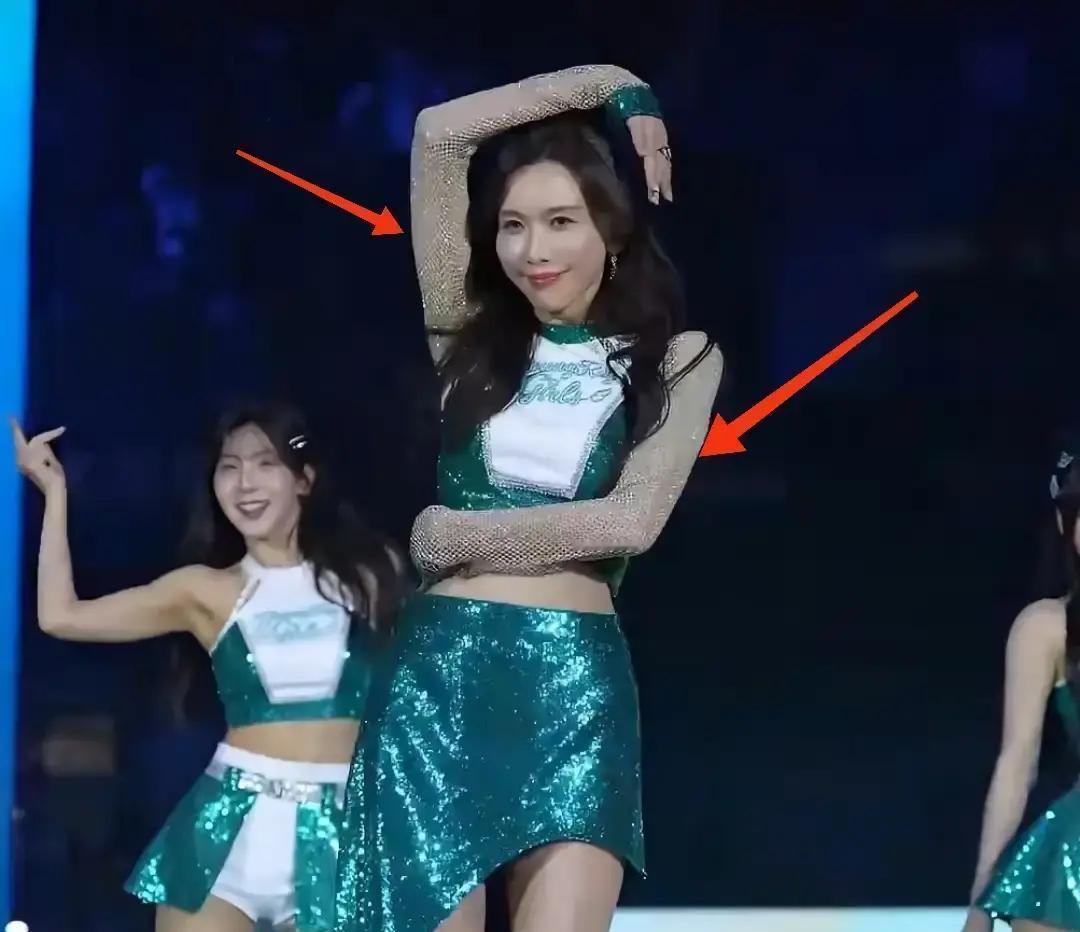 51岁跳中场舞被骂“装嫩”？
她遮住手臂的真正原因刺痛多少女人。
你看她抖纱袖以