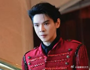 向佐，遇到贵人了！ 6月12日，演员向佐，引发不小的争议。这次不是因为郭碧婷，而