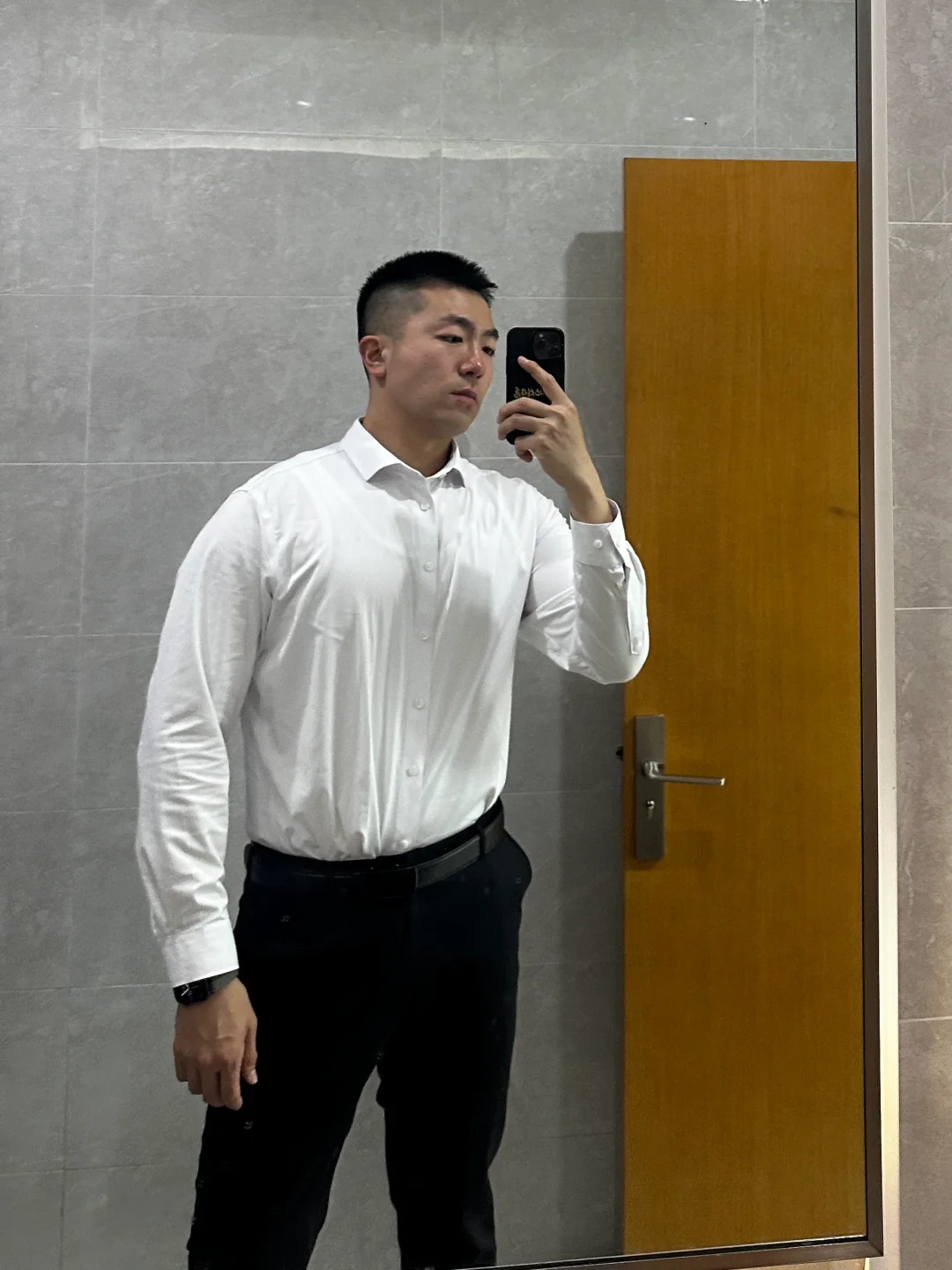 我问风扇我丑不丑，它摇了一晚上的头