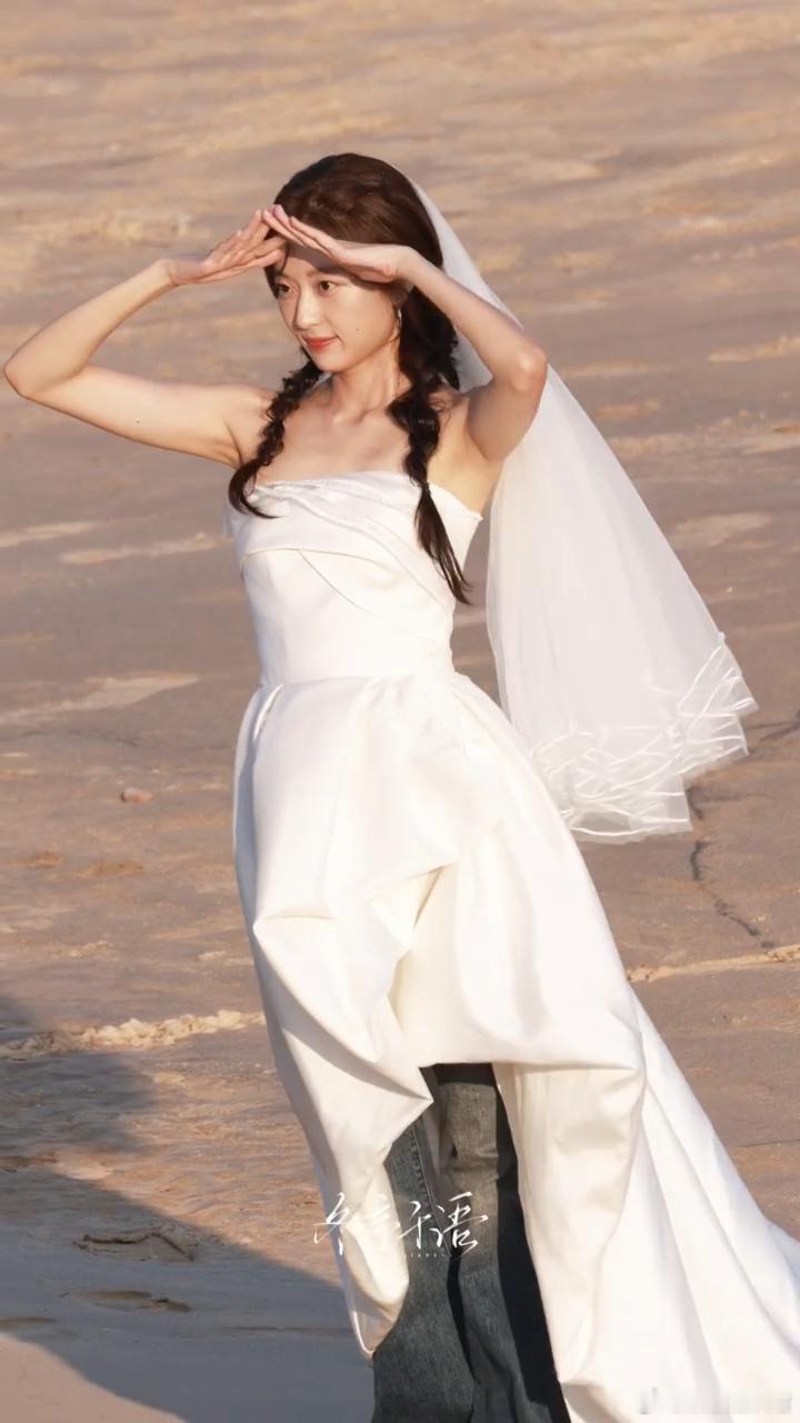 孙千婚纱里是牛仔裤孙千婚纱里穿牛仔裤孙千婚纱内搭牛仔裤被路透拍到，海边外景拍摄条