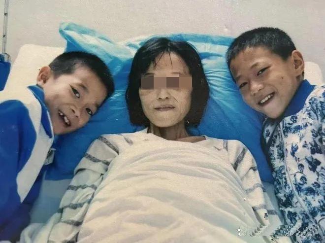 2016年，湖南一单亲妈妈身患癌症，临终前打算将11岁和8岁的儿子托付给亲戚，谁