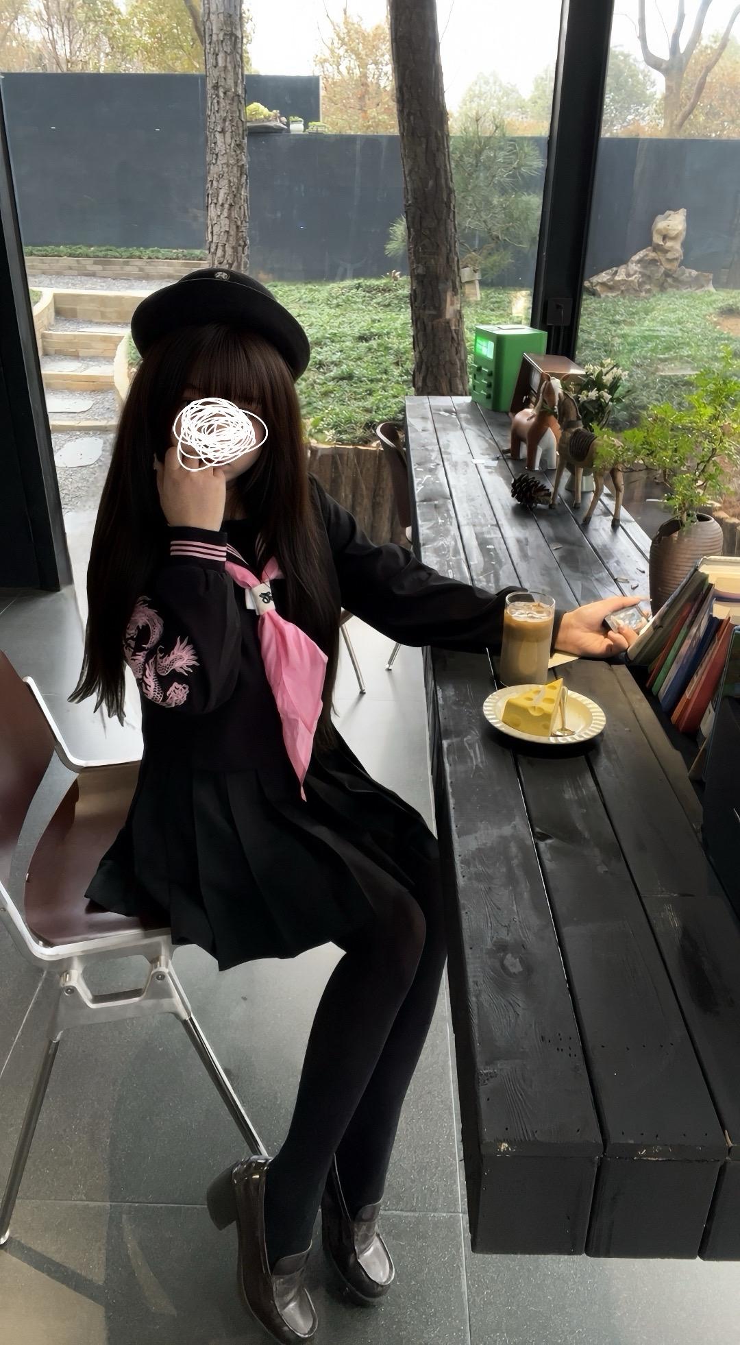 我也常常会想 我究竟要花多长时间来咀嚼生命的斑驳悲戚 才能适应它的酸涩与孤寂