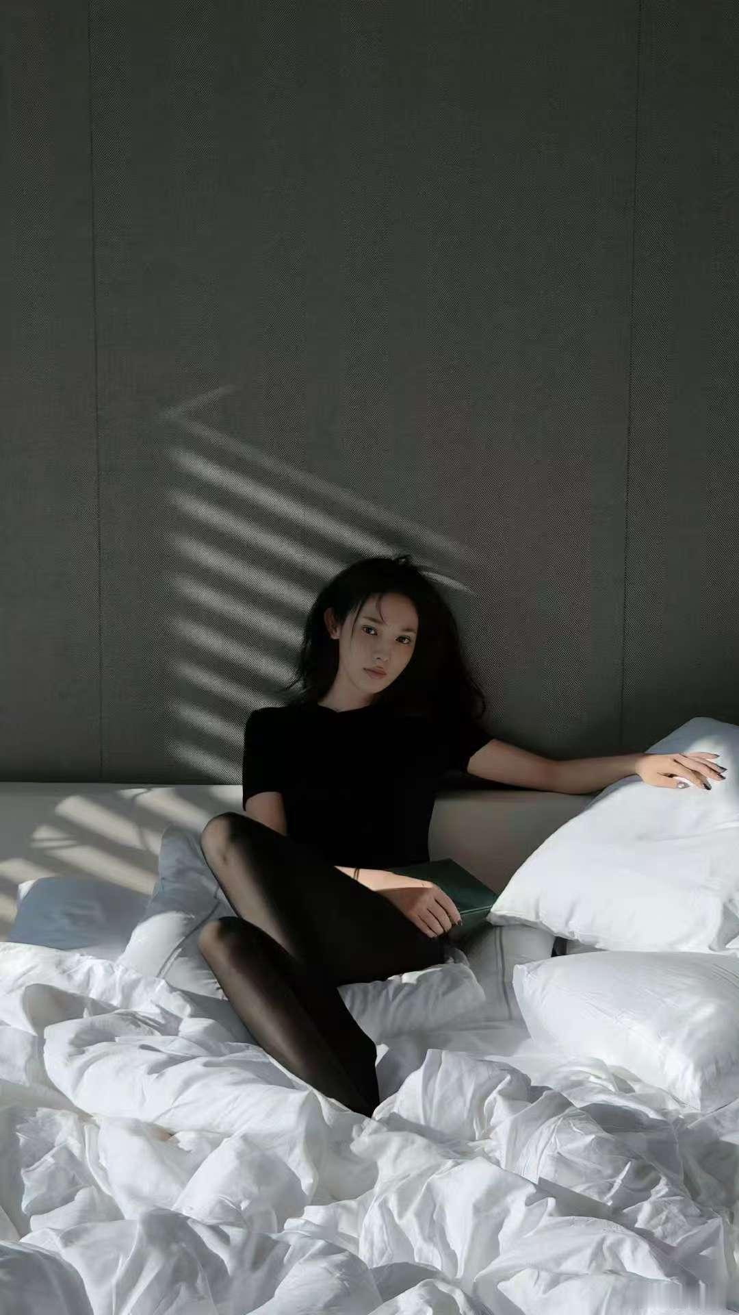 彭小苒随性写真彭小苒居家风 彭小苒随性写真掉落，居家风慵懒又舒适！ ​​​