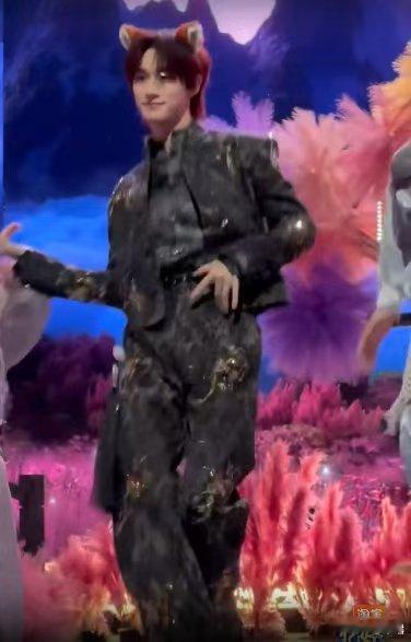 丁程鑫hi6开场秀戴狐狸耳朵发箍你好星期六丁程鑫 hi6 开场秀太圈粉！狐狸耳朵