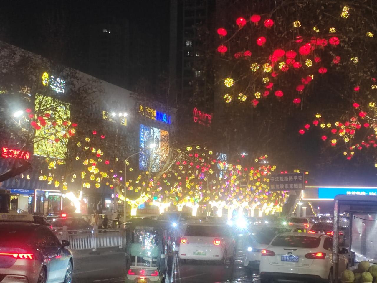 从头条上看到有媒体说，卫东区春节期间对大街小巷进行灯光装饰，以营造祥和欢乐的节日