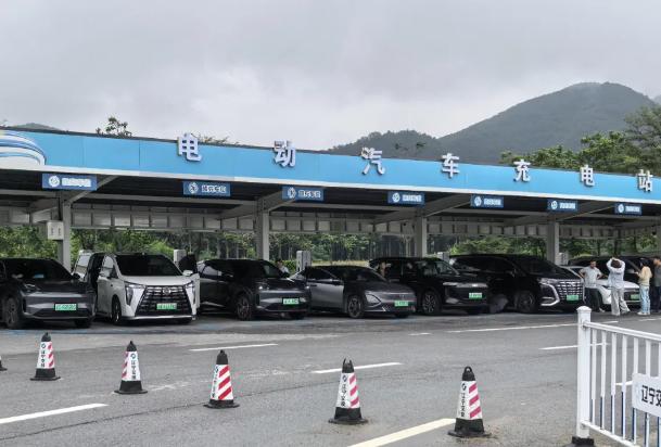 五一假期，我开电车回老家，600公里的路，硬是走了12个小时。不是因为堵车，是因