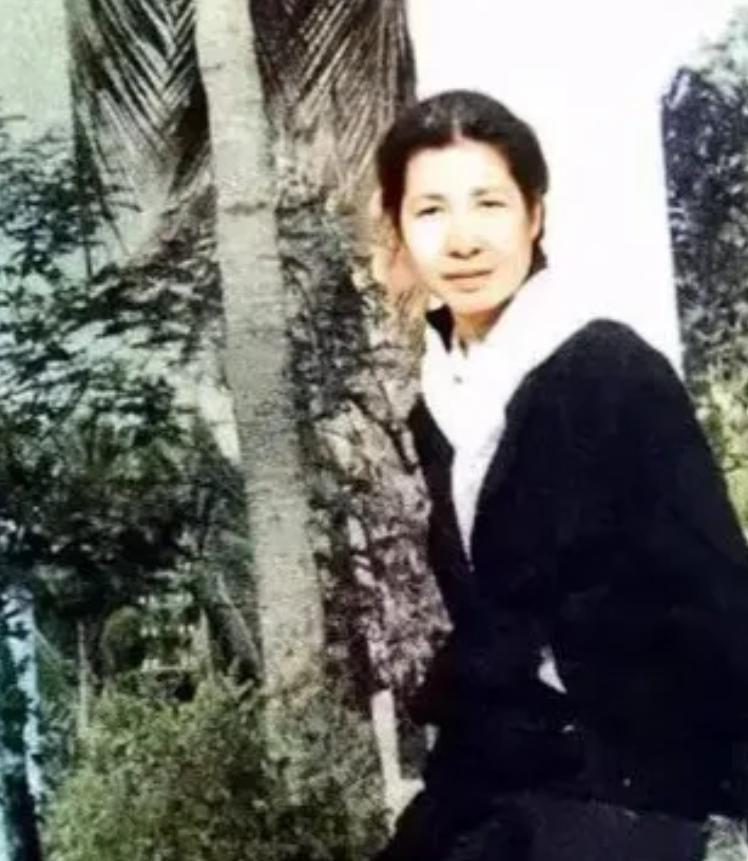 1998年，原中央组织部副部长曾志 抗癌化疗，身体日渐消瘦，体重仅剩37公斤。弥