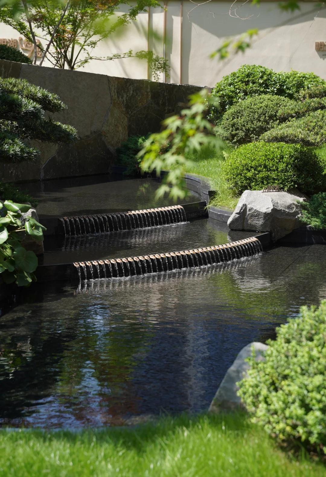逸庐的铺装，有点绝👍
今天去看了下明湖边上的逸庐，实景园林的细节很抓人！
地面