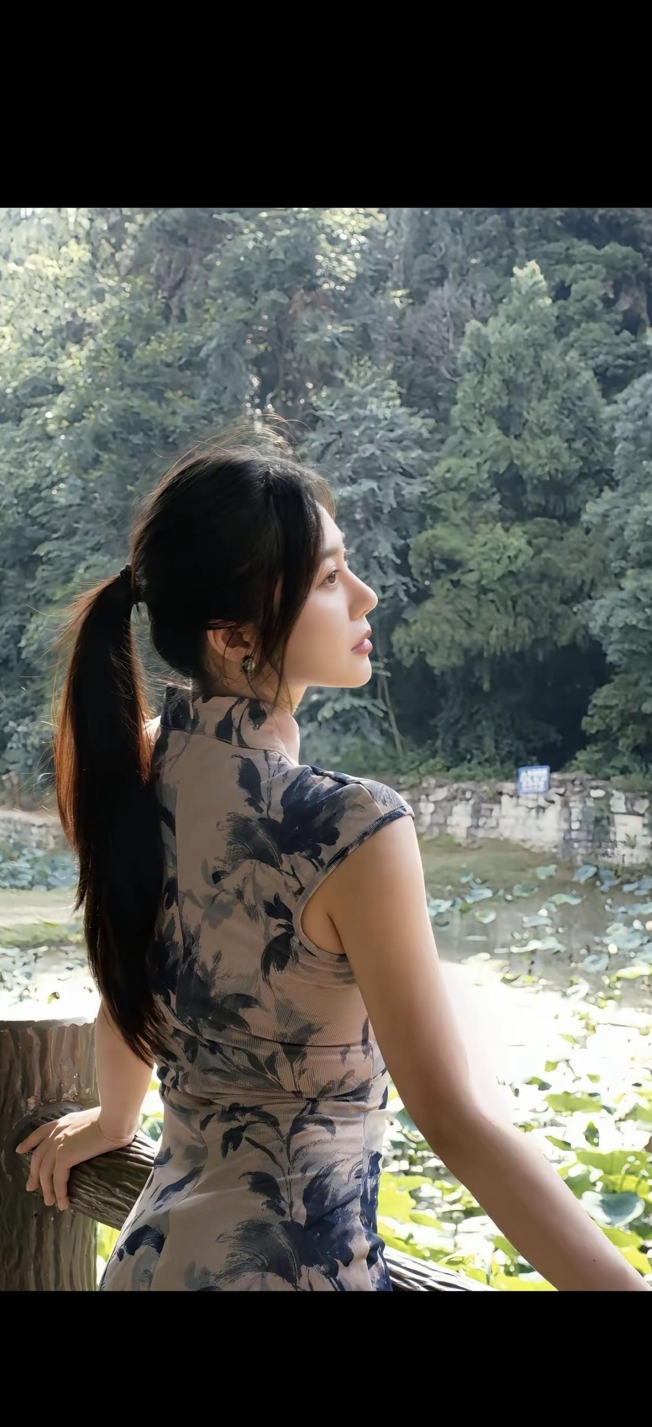 绿树掩映中，佳人倚栏望。