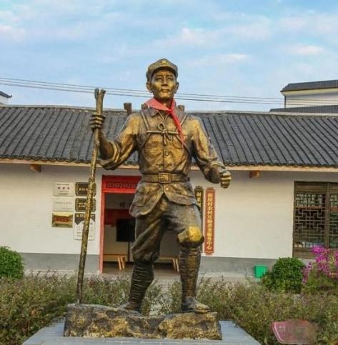 1976年，谢宝金老人在北京军博参观时，看着四下无人，偷偷抚摸了一下文物，被工作