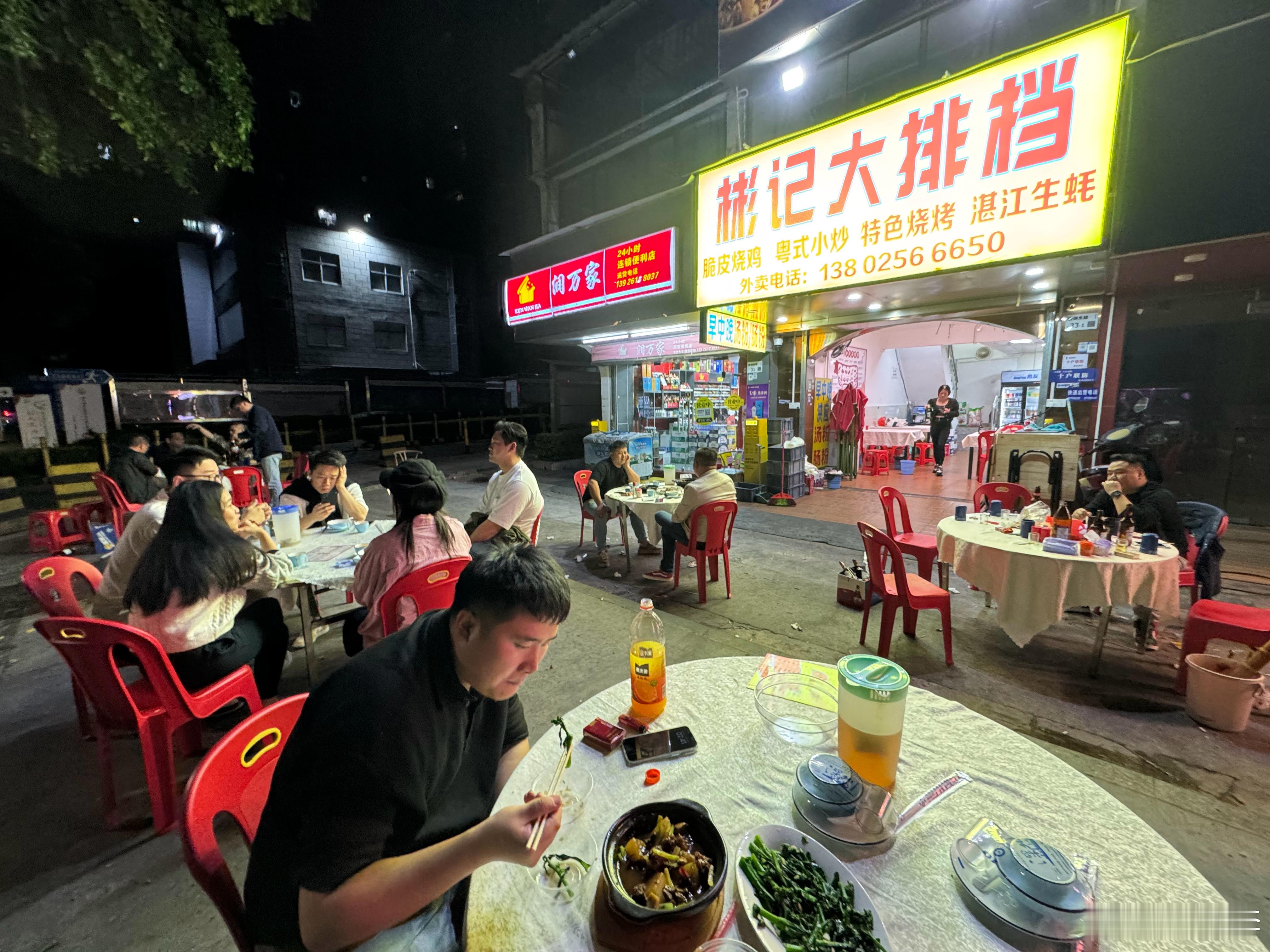 想起前两天吃饭跟梅子 讨论的北京晚上没夜摊的事儿，这是此时此刻在深圳住处对面随便