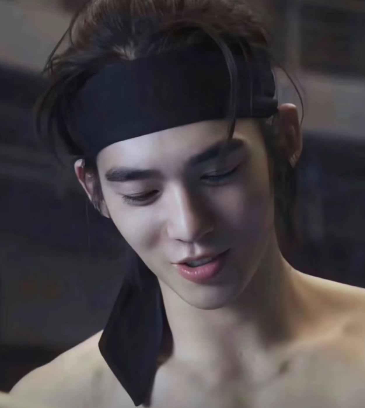 半扎的高马尾，利落的肩线，垂眸时眼尾带着一点软，抬眼时又藏着少年的锐。 明明是赤