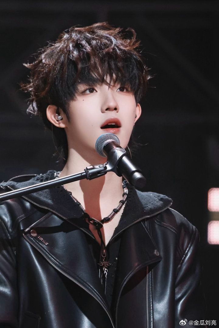 嘿嘿嘿😁的磁盘里边居然还有这种库存 我给大家搞来新鲜的苏新皓谋福利啦站姐团建