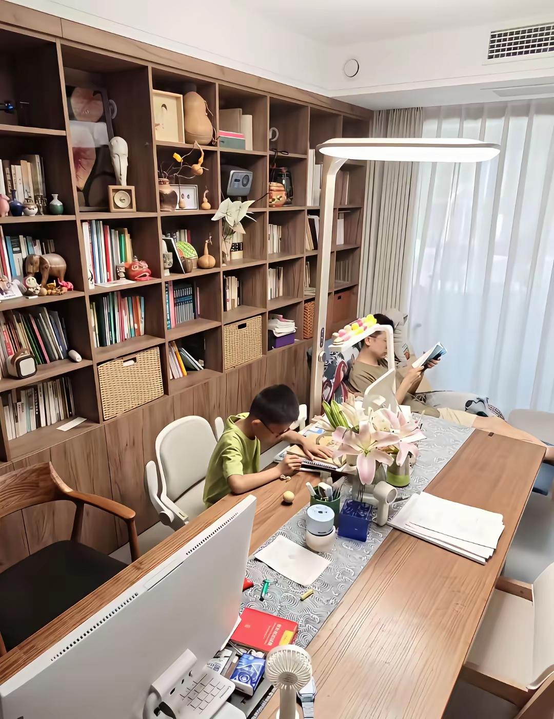 张雪峰这话算说到家长心坎里了——暑假作业真没必要拖着耗。老师不批不讲评，孩子写得