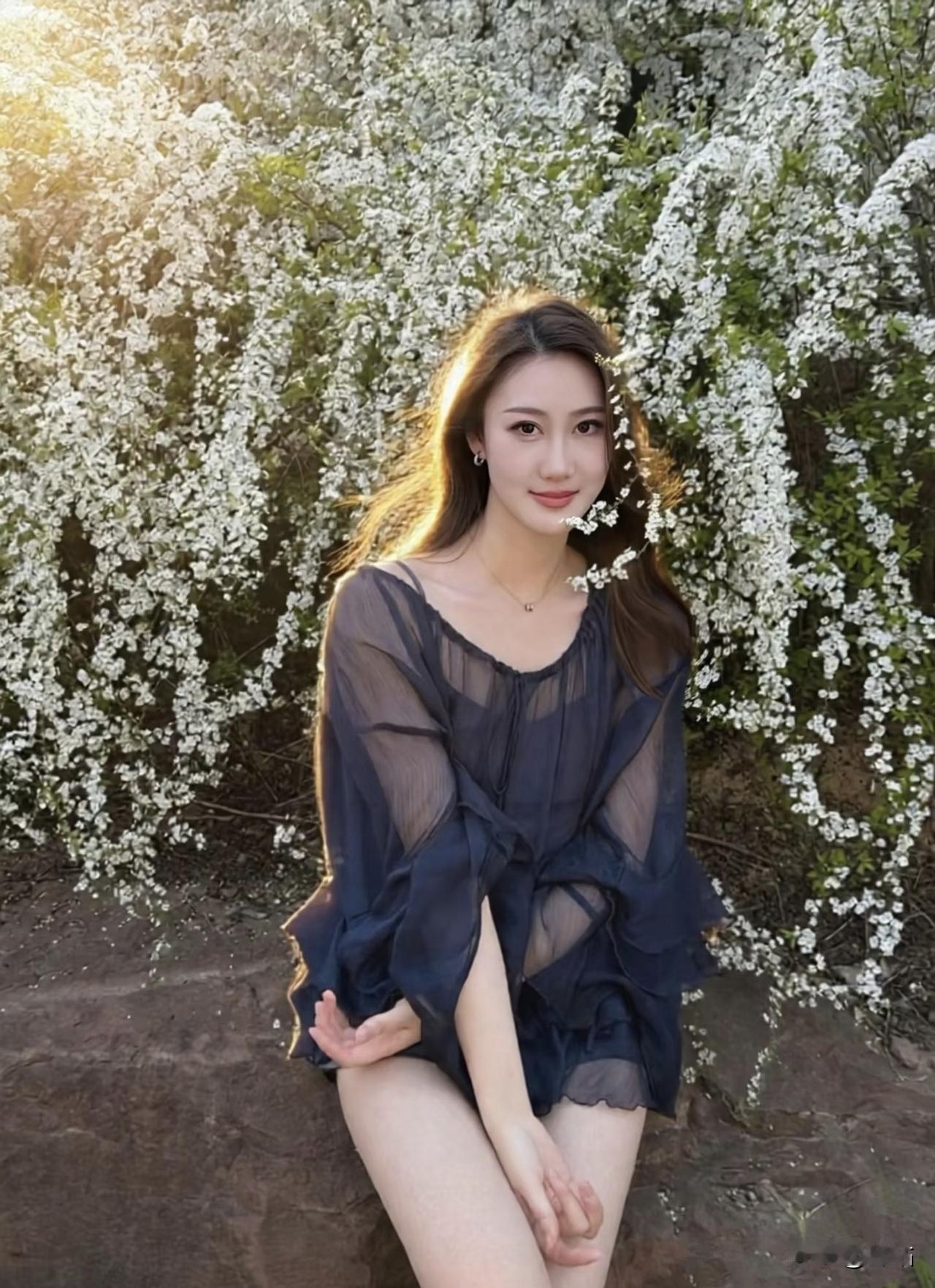 美图欣赏，看图写诗，情感解读
 
《花下·春思》
七言绝句：

雪缀繁枝映暖光，