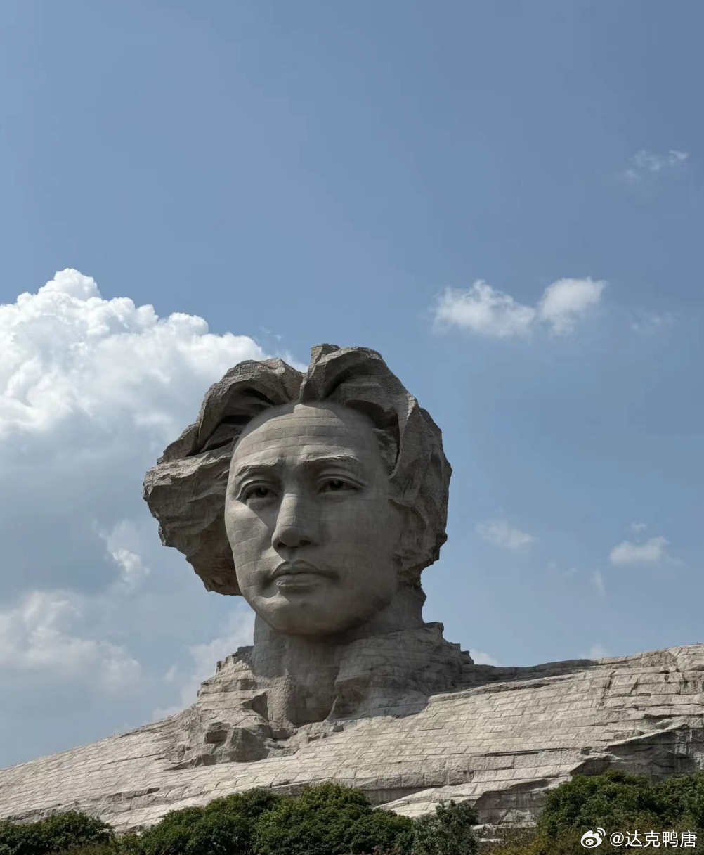 毛泽东逝世48周年 很多人不知道，近几年爆火的橘子洲毛泽东青年雕像其实在2009