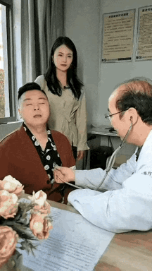漂亮老婆带老公来医院看大夫，大夫拿听诊器放到他的胸部，问“小伙子什么问题呀”老婆