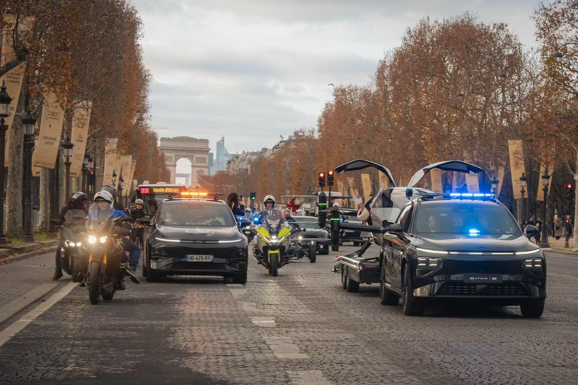 赛博圣诞老人的座驾当代圣诞老人”也体验了一次现代智能的“未来交通”大v聊车警用小