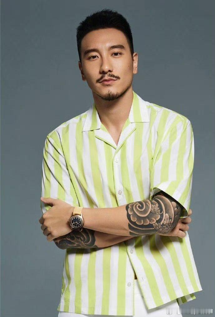 #王阳明 我不比娘炮的动作##王阳明[超话]#哥真是不懂的谨言慎行啊！ ​​​