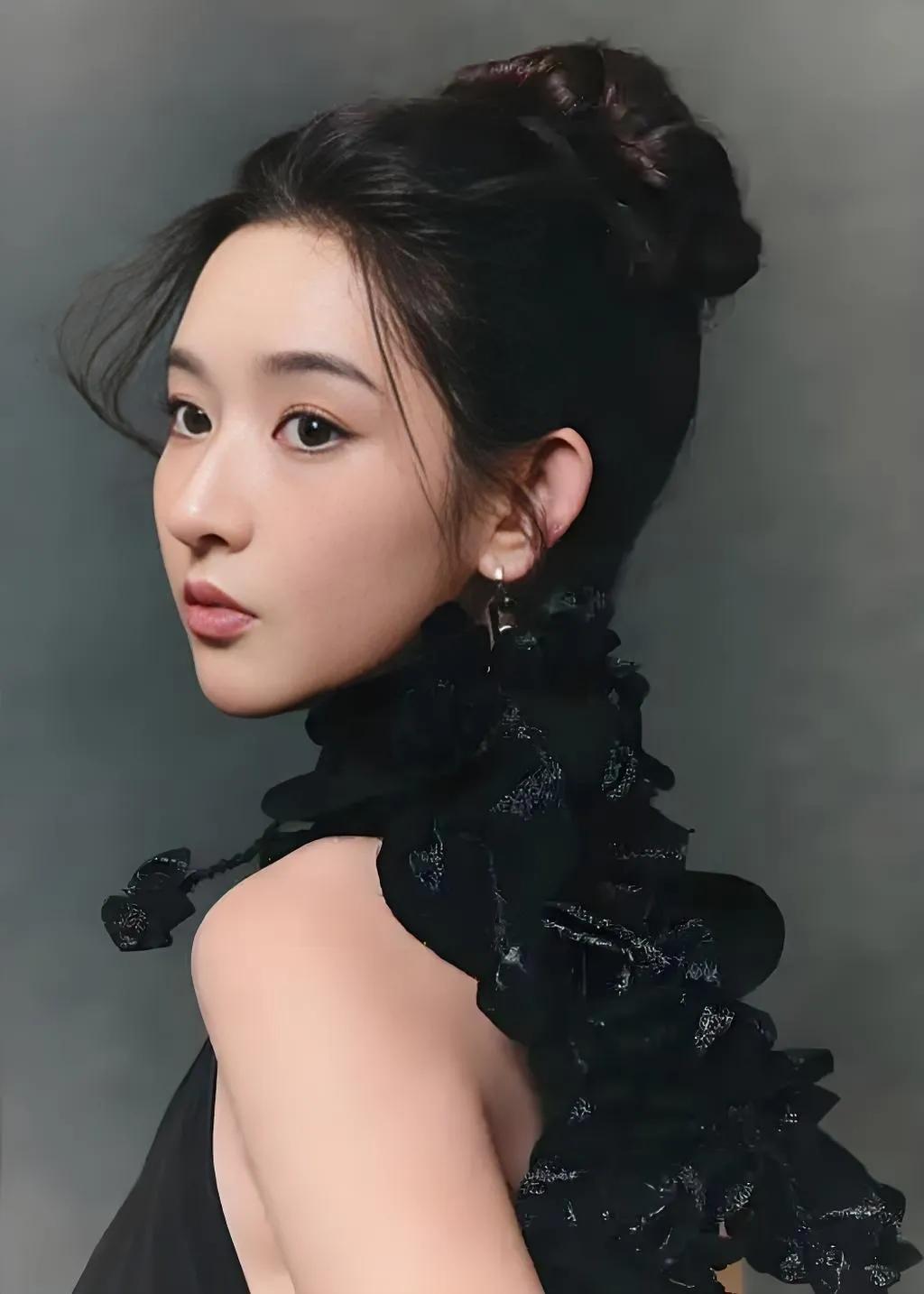 综艺里，王玉雯瞪大双眼惊呼：“世界上怎么会有1米79的男人！”这声调侃源于李乃文