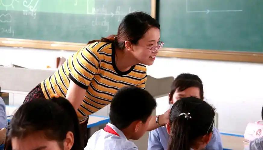 [微风]被忽视的职场隐形伤害！教师频发嗓子失声、失眠多梦、结节加重，情绪内耗正在