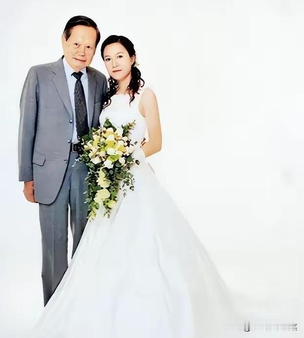 翁帆的天，今天塌了。那个和她相濡以沫20年的杨振宁先生，走了，享年103岁。
 