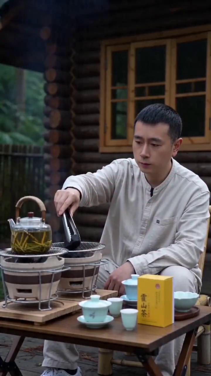 霍山石斛，中华九大仙草之首。于山林间，寻一份清净，煮茶品茗，自在欢喜。