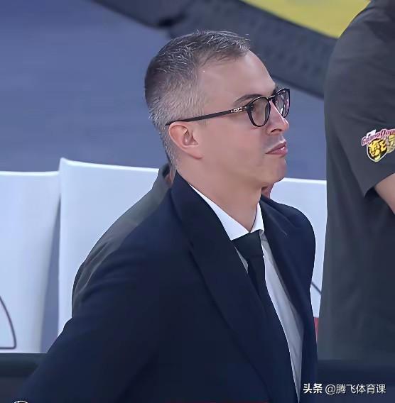 广东主帅亚科夫列维奇为自己错误的决定买单！

广东队开局战绩糟糕，球队表现毫无总