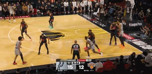 好家伙！文班亚马这球没给犯规？
在今天NBA季中锦标赛总决赛马刺对阵尼克斯的第一