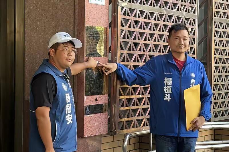 绿营伪造蒋万安声音 国民党提告黄伟哲与王定宇

别人拿麦克风喊口号，他俩拿AI合