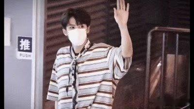 檀健次录制hi6深夜下班路透檀健次好六深夜下班这个萌啊你好星期六深夜下班的也太可