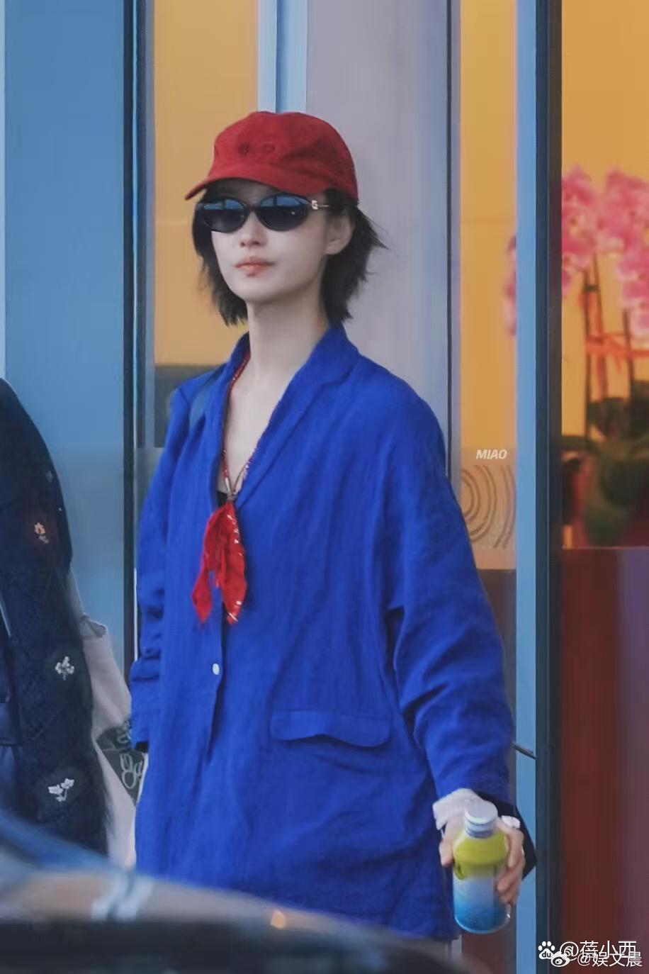 倪妮机场私服松弛感拉满，蓝衬衫搭配阔腿裤与勃肯鞋，舒适休闲还尽显少女感。 