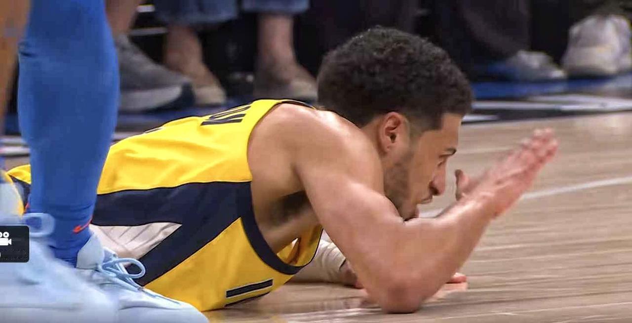 突发！
总决赛首节，哈利伯顿疑似跟腱撕裂！
镜头中可以明显看出，在他向前发力的时