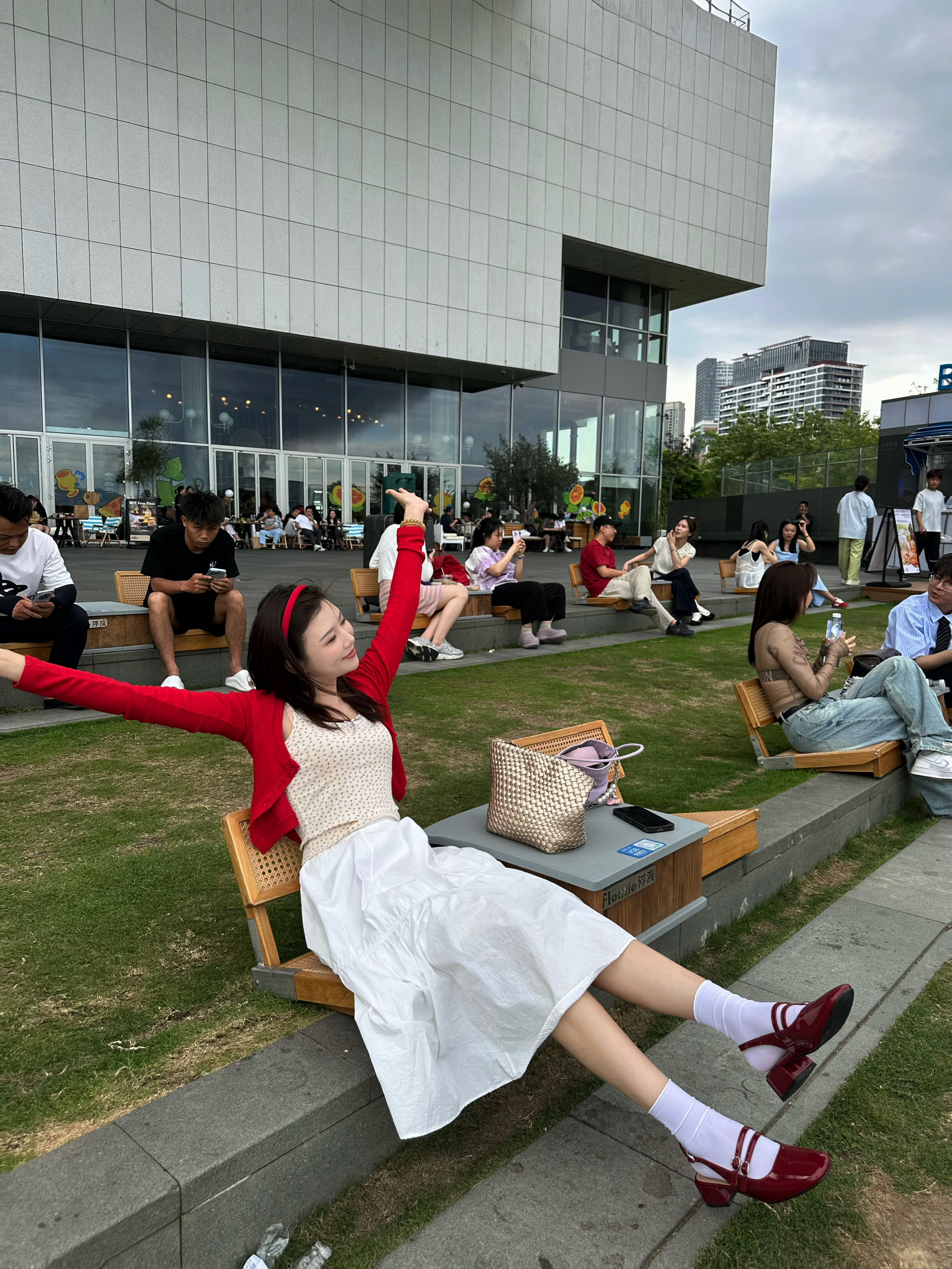 端午三天像做了场美梦，现在被迫从梦里爬起来打工💼 我的灵魂还在赛龙舟，肉体却困