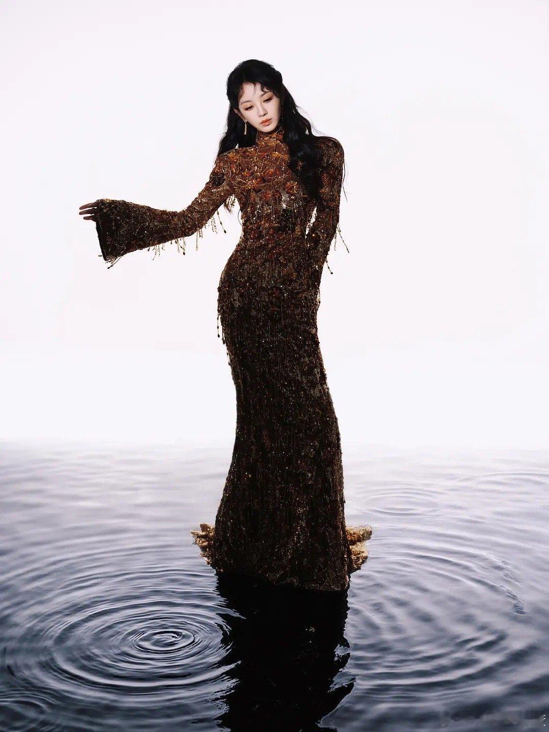 来看看田曦薇这组造型怎么样谁在陷害老田，可以适配更年轻的风格呀星光大赏出图