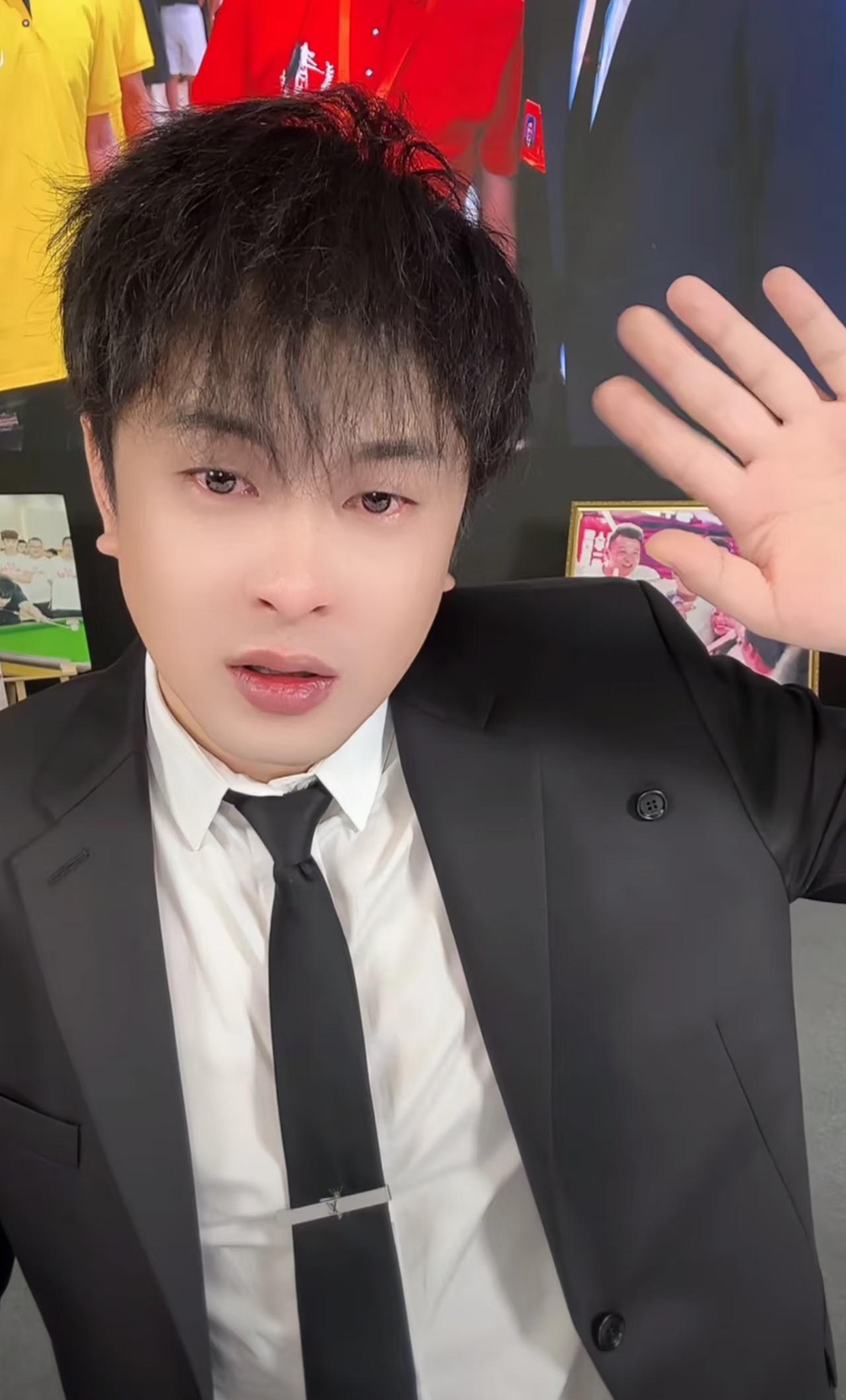 辛巴后台比东北雨姐、三只羊硬多，出了那么多次事故、到现在还能不断蹦跶。甚至金蝉脱