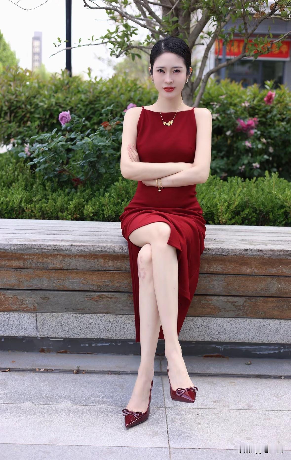 红衣美人倚栏立，花影摇曳入画来。