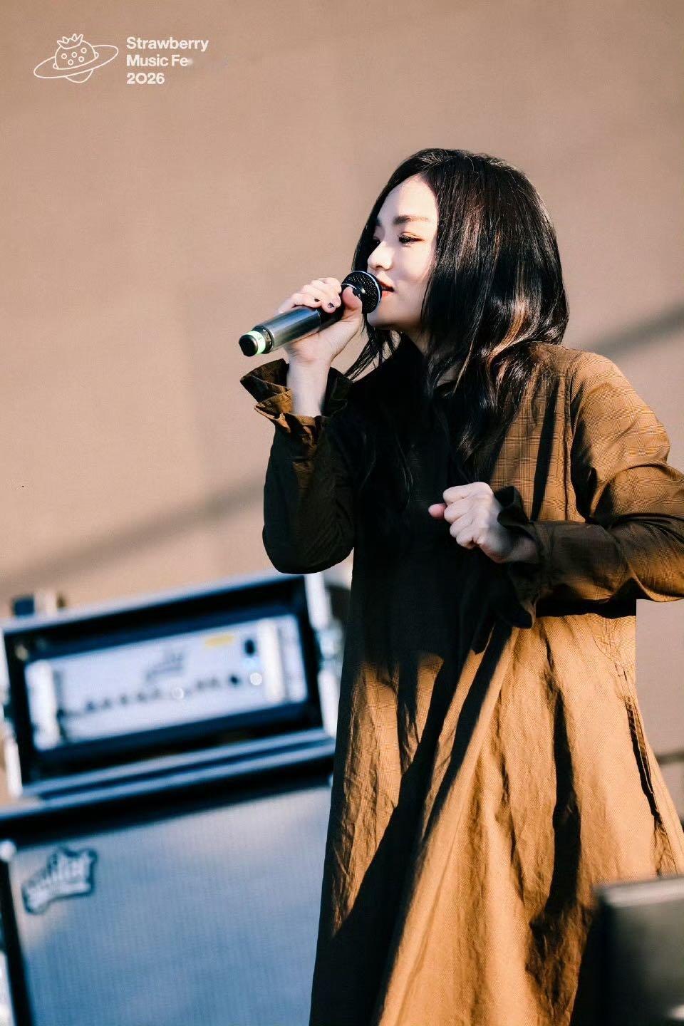 草莓音乐节回味北京草莓音乐节暖心舞台！自带温柔气场，细腻唱腔搭配从容姿态，打造不