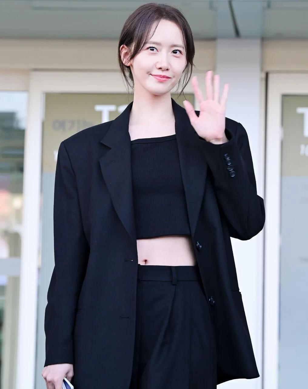 谁被林允儿这套黑西装美到😭
一身all black利落套装
露腰小心机又纯又飒