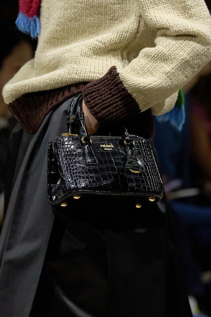 Prada本季秋冬大秀包袋稳定发挥，每一只都美到心巴❤️没有过多夸张的设计，完全