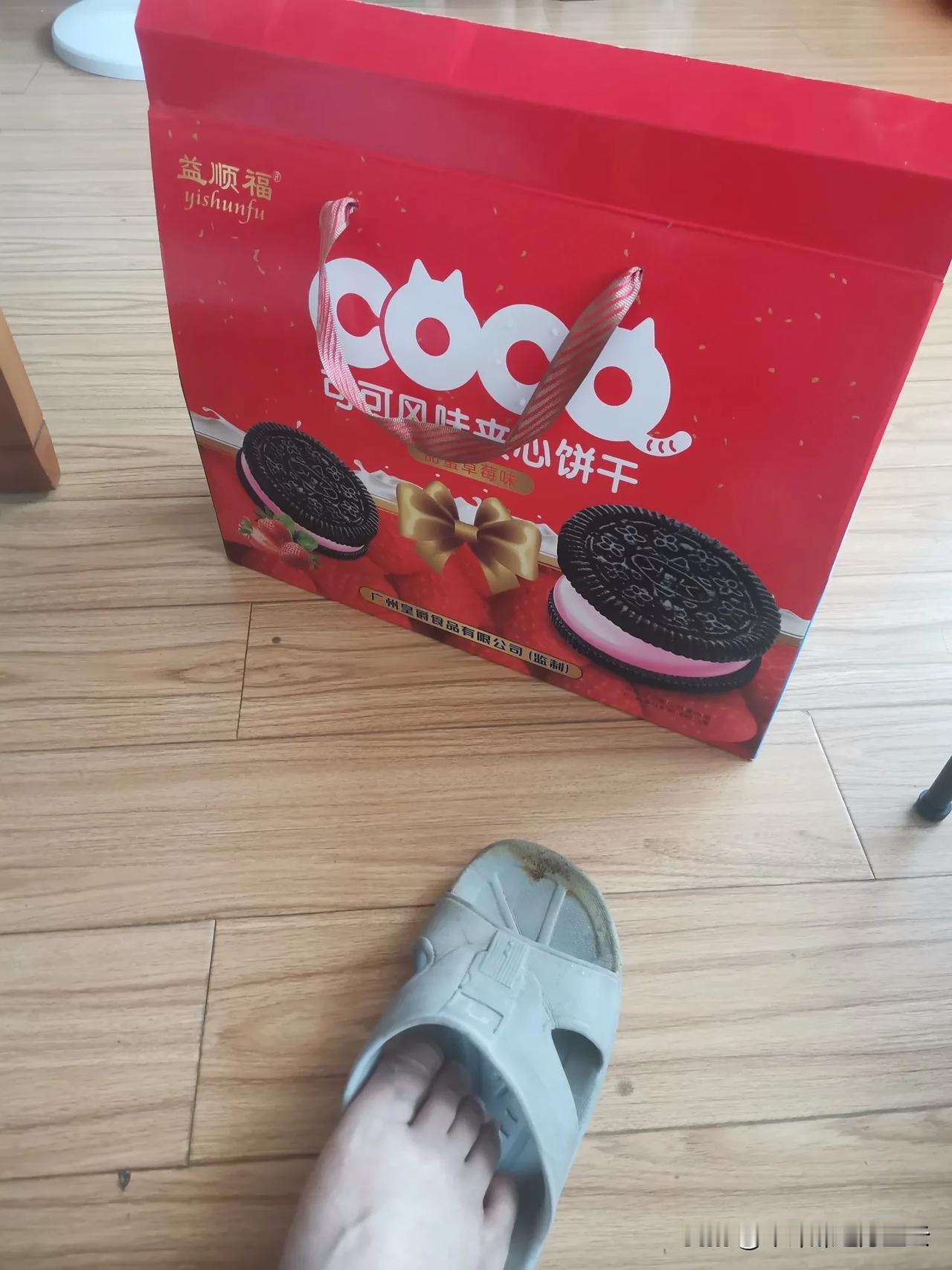 端午节准备给母亲带点礼盒。
把家里几个礼盒掂量一下，发现这个夹心饼干礼盒非常轻，