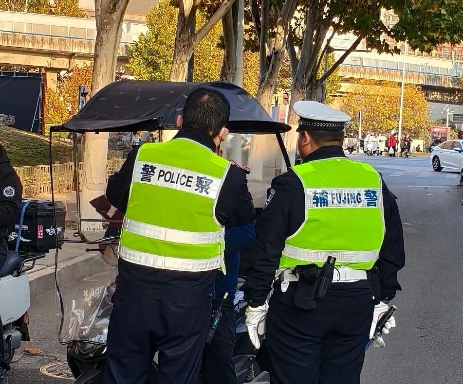 别以为只有考上研、考上博、考上公、考上编才叫“上岸”，在当下，考上辅警同样算“上