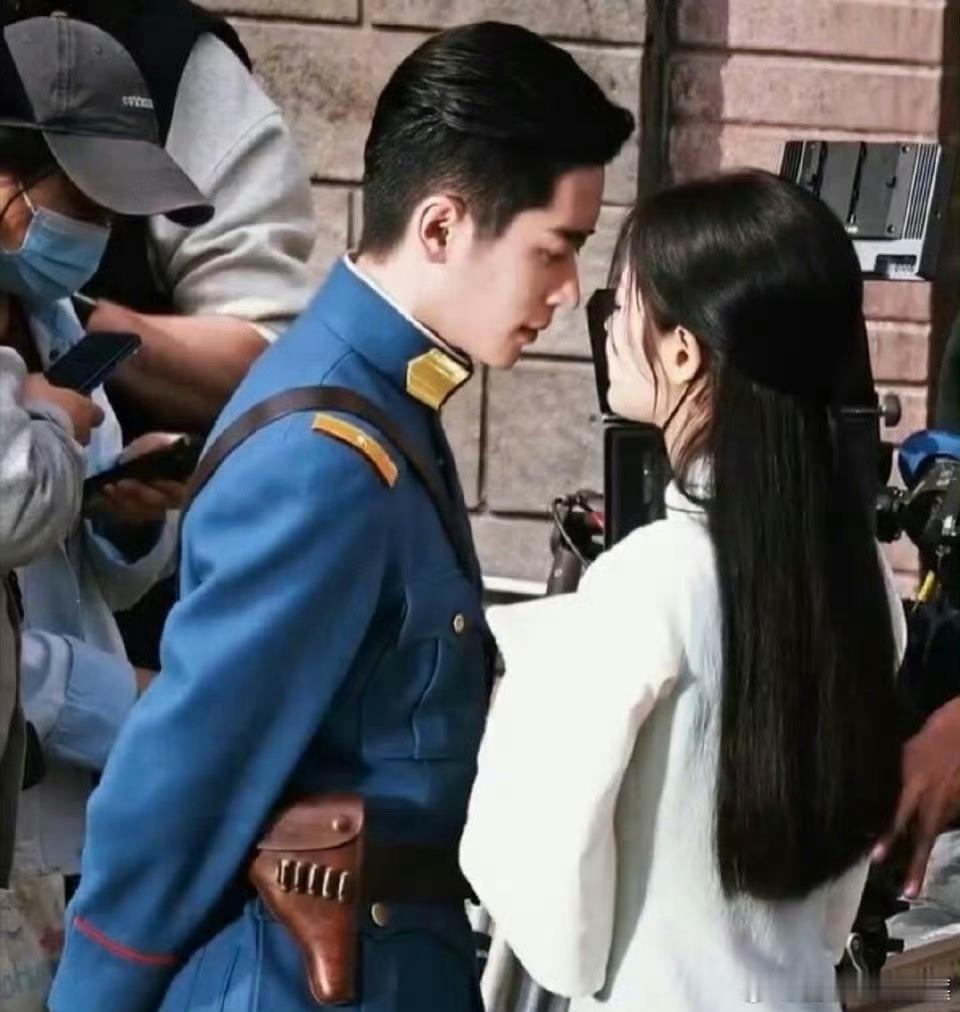 丞磊徐若晗壁咚路透丞磊徐若晗玉簟秋贴脸对视路透丞磊凑近时，徐若晗从惊慌到害羞，太