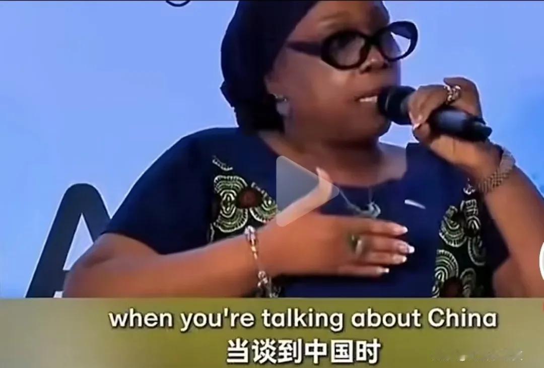 一场研讨会正在进行中，高志凯教授也参加。

当一位利比里亚籍女士对东大来非洲的目